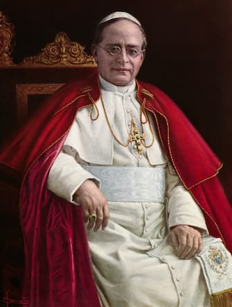 Papa Pio XI In 1932, Pope Pius XI commissioned the building of a Vatican gallery which holds the Pinacoteca, a collection of Italian religious paintings as well as Byzantine and Russian works.