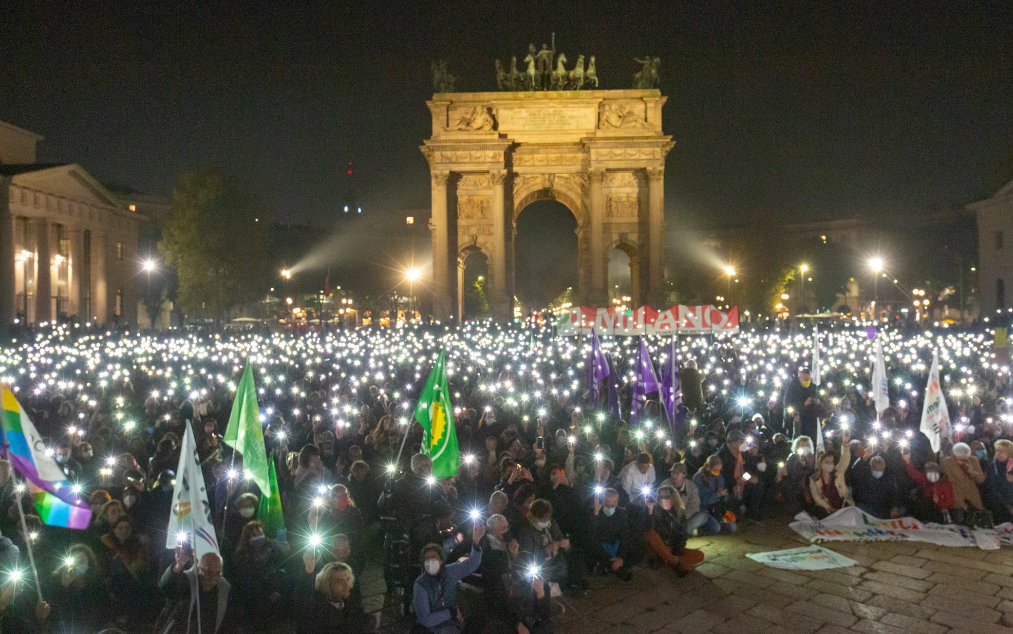Ddl Zan, la manifestazione contro la bocciatura a Milano