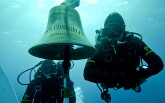I sub dei carabinieri in acqua recuperano la campana della Costa Concordia il 19 gennaio 2012. 
ANSA / UFFICIO STAMPA GRUPPO CARABINIERI SUBACQUEI +++NO SALES, EDITORIAL USE ONLY+++