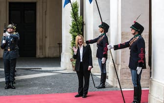 Il passaggio della campanella tra Giorgia Meloni e Mario Draghi