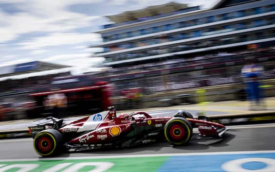 https://static.sky.it/editorialimages/3b3109e76cd8fb8625549669c5aec9b3bc0cbef4/skysport/it/motori/formula-1/video/2025/07/04/f1-gp-silverstone-vanzini-commento/leclerc_silverstone-ipa.jpg?im=Resize,width=565