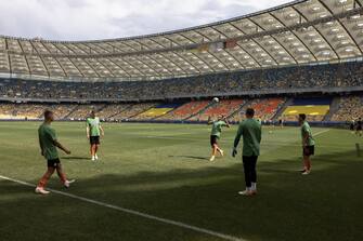 I giocatori dello Shakthar Donetsk durante il riscaldamento