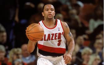 31 Oct 2000:  Damon Stoudamire #3 of the Portland Trail Blazers dribbles the ball down the court during the game against the Los Angeles Lakers at the Rose Garden in Portland, Oregon. The Lakers defeated the Blazers 96-86. NOTE TO USER: It is expressly understood that the only rights Allsport are offering to license in this Photograph are one-time, non-exclusive editorial rights. No advertising or commercial uses of any kind may be made of Allsport photos. User acknowledges that it is aware that Allsport is an editorial sports agency and that NO RELEASES OF ANY TYPE ARE OBTAINED from the subjects contained in the photographs.Mandatory Credit: Otto Greule Jr.  /Allsport