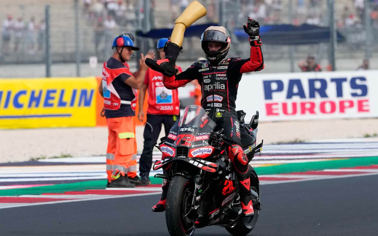 https://static.sky.it/editorialimages/3b3538dd0e761247b0a4bfcbc226cfdfc0b0f4e3/skysport/it/motori/motogp/video/2025/09/13/motogp-gp-misano-san-marino-sprint-race-highlights-1035677/bezzecchi_gamba_esultanza_misano.jpg?im=Resize,width=1218