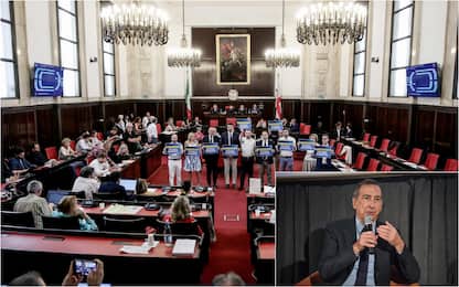 protesta in consiglio comunale e beppe sala