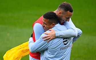 COMO, ITALY - FEBRUARY 01: Marko Arnautovic of FC Internazionale embraces his teammate Alexis Sanchez of FC Internazionale during the FC Internazionale training session at the club's training ground Suning Training Center on February 01, 2024 in Como, Italy. (Photo by Mattia Ozbot - Inter/Inter via Getty Images)