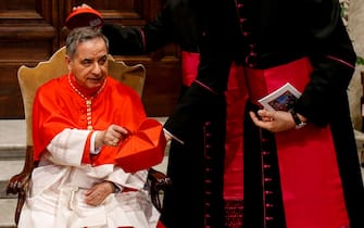 1275168 : (Fabio Frustaci / EIDON), 2018-06-28  Roma  -  - Courtesy visit of relatives following a consistory - Newly cardinal, Giovanni Angelo Becciu, attends the courtesy visit of relatives following a consistory for the creation of new cardinals on June 28, 2018 in Vatican, June 28, 2018. FABIO FRUSTACI