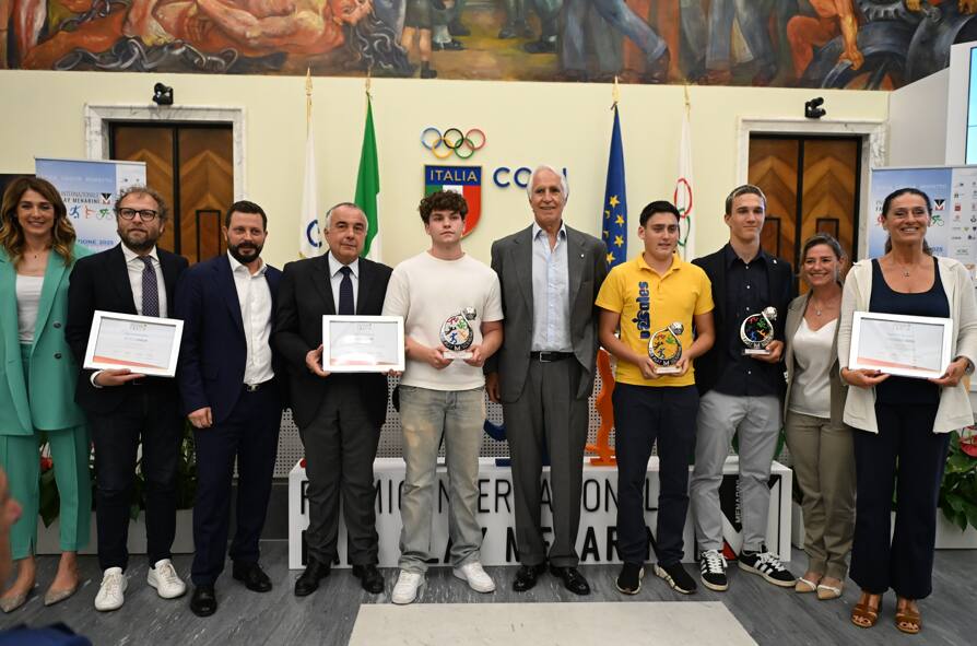 Conferenza stampa di presentazione del 29° Premio Internazionale Fair Play Menarini, da sinistra verso destra: Rachele Sangiuliano (presentatrice della cerimonia di premiazione); Luca Lotti (advisor della Fondazione Fair Play Menarini); Filippo Paganelli (membro del Board della Fondazione Fair Play Menarini); Vincenzo Parrinello (Presidente della Giuria del Premio Internazionale Fair Play Menarini); Nicola Nardo (vincitore del Premio Fair Play Menarini "Giovani"); Giovanni Malagò (Presidente del CONI); Alessandro Bugli (vincitore del Premio Fair Play Menarini "Giovani"); Michele Vivalda (vincitore del Premio Fair Play Menarini "Giovani"); Valeria Speroni Cardi (membro del Board della Fondazione Fair Play Menarini); Cristina Scaletti (sindaco di Fiesole).
