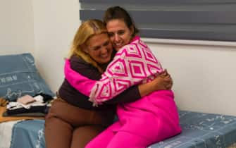 This handout picture released by the Israeli army shows former Israeli hostage Doron Steinbracher with her mother Simone at an undisclosed location in Israel on January 19, 2025 after a ceasefire and hostage-prisoner exchange deal in the war between Israel and Hamas was implemented. The first three Israeli hostages were released on January 19 under a long-awaited Gaza truce aimed at ending more than 15 months of war that has ravaged the Palestinian territory. The Hostage and Missing Families Forum campaign group had identified the three women set to be released as Emily Damari, Romi Gonen and Doron Steinbrecher. (Photo by Israeli Army / AFP) / === RESTRICTED TO EDITORIAL USE - MANDATORY CREDIT "AFP PHOTO / Handout / Israeli Army' - NO MARKETING NO ADVERTISING CAMPAIGNS - DISTRIBUTED AS A SERVICE TO CLIENTS ==