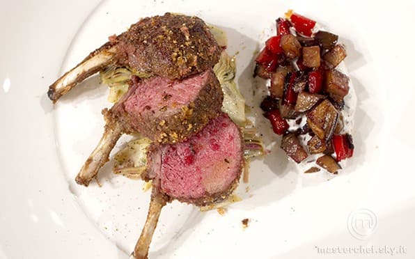 Carré d'agnello con carciofi e caponata mediorientale