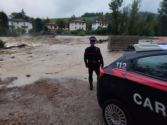 I Carabinieri controllano le zone colpite dal maltempo, 18 settembre 2024. "Sulla base dei dati disponibili e di alcuni modelli idrogeologici e idraulici, l'evoluzione degli eventi potrebbe determinare fenomeni di dissesto, criticità varie ed il superamento del livello tre in diversi corsi d'acqua". lo ha annunciato il ministro per la Protezione civile, Nello Musumeci, facendo riferimento alla situazione maltempo in Emilia-Romagna.  NPK  Carabinieri   +++ ATTENZIONE LA FOTO NON PUO' ESSERE PUBBLICATA O RIPRODOTTA SENZA L'AUTORIZZAZIONE DELLA FONTE DI ORIGINE CUI SI RINVIA +++   +++ NO SALES; NO ARCHIVE; EDITORIAL USE ONLY +++