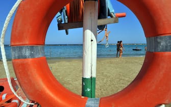 SALVAGENTE DEL BAGNINO SULLA SPIAGGIA DI GROTTA MARE (GROTTAMARE - 2008-07-14, Duilio Piaggesi) p.s. la foto e' utilizzabile nel rispetto del contesto in cui e' stata scattata, e senza intento diffamatorio del decoro delle persone rappresentate