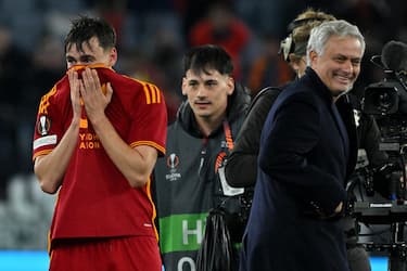 AS Roma's Niccolo Pisilli (L) celebrates with his coach Jose' Mourinho (R) after winning the UEFA Europe League group G soccer match between AS Roma and Sheriff Tiraspol at Olimpico stadium in Rome, Italy, 14 December 2023.  ANSA/ETTORE FERRARI