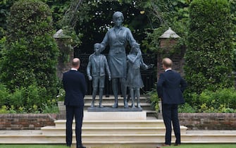 I principi William e Harry davanti alla statua della madre Diana