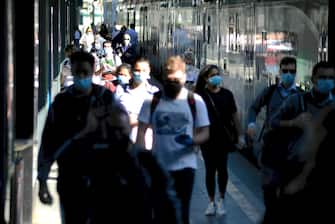 Milano, Fase 3, verso la normalita da coronavirus, Gente in arrivo alla Stazione delle Ferrovie Nord Cadorna dopo la riapertura delle regioni
