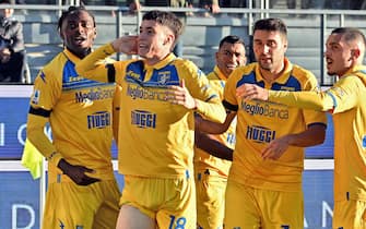 Matias Soule' of Frosinone celebrtaes with his teammates after scoring 1-0 goal during the Serie A soccer match between Frosinone Calcio and Genoa CFC at Benito Stirpe stadium in Frosinone, Italy, 26 November 2023. ANSA/FEDERICO PROIETTI