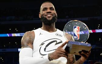LOS ANGELES, CA - FEBRUARY 18:  LeBron James #23 Of Team LeBron raises the MVP award during the NBA All-Star Game as a part of 2018 NBA All-Star Weekend at STAPLES Center on February 18, 2018 in Los Angeles, California. NOTE TO USER: User expressly acknowledges and agrees that, by downloading and/or using this photograph, user is consenting to the terms and conditions of the Getty Images License Agreement.  Mandatory Copyright Notice: Copyright 2018 NBAE (Photo by Andrew D. Bernstein/NBAE via Getty Images)