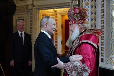 epa10575270 A handout photo made available by the Moscow and All Russia Partiarch Press Service shows Russian President Vladimir Putin (C) congratulating Patriarch of Moscow and All Russia Kirill (R) during the Orthodox Easter holiday service at the Christ the Saviour Cathedral in Moscow, Russia, 16 April 2023. Orthodox Christian believers mark the Holy Week of Easter in celebration of the crucifixion and resurrection of Jesus Christ. The Greek Orthodox world celebrates Easter Day according to the old Julian calendar.  EPA/SERGEY VAGANOV / HANDOUT  HANDOUT EDITORIAL USE ONLY/NO SALES