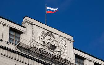 Bandiera russa sventola su Camera bassa parlamento russo