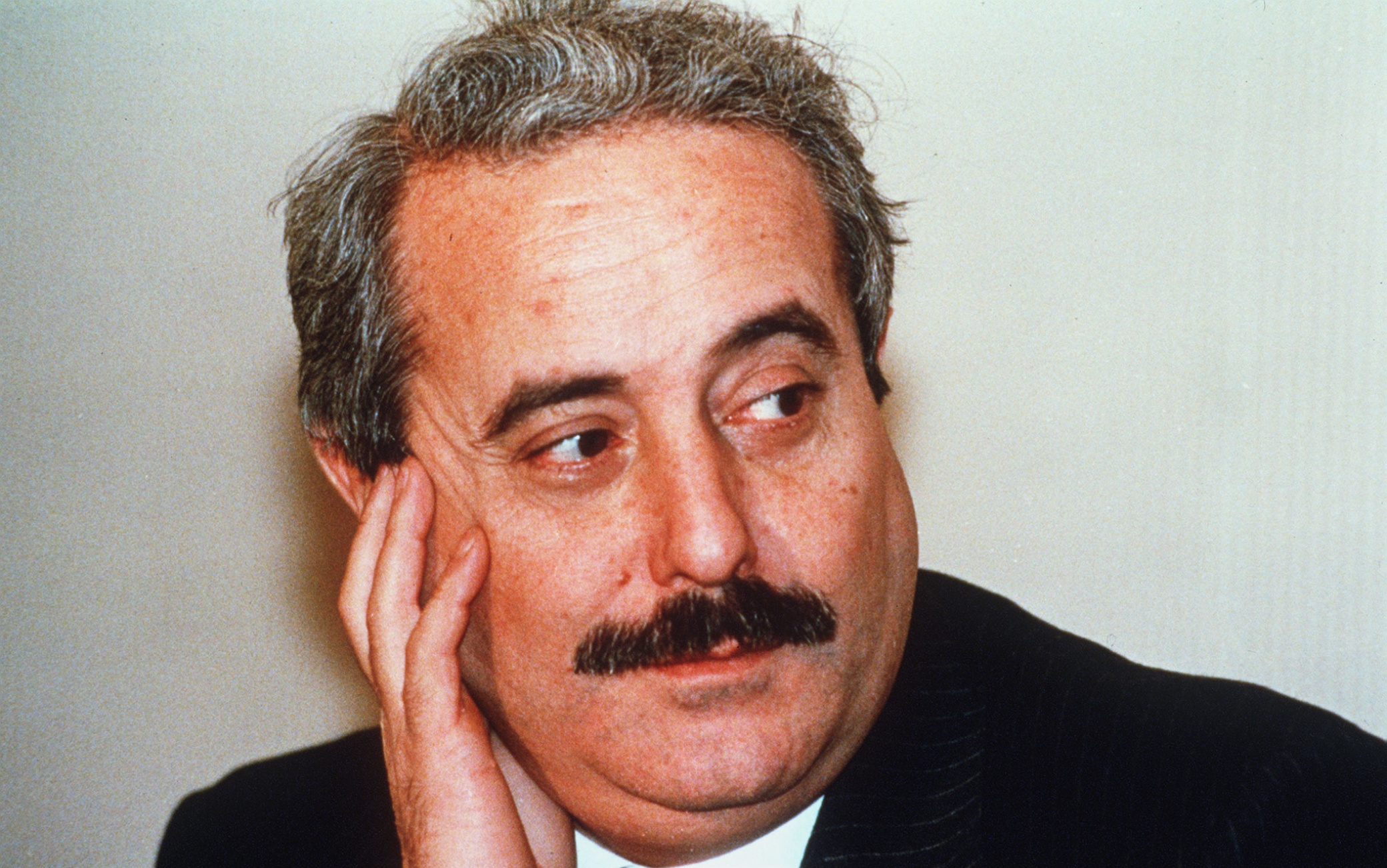 Giovanni Falcone: storia del giudice anti mafia, dal processo a Cosa ...