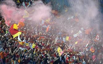 La festa dei tifosi della Roma all'Olimpico