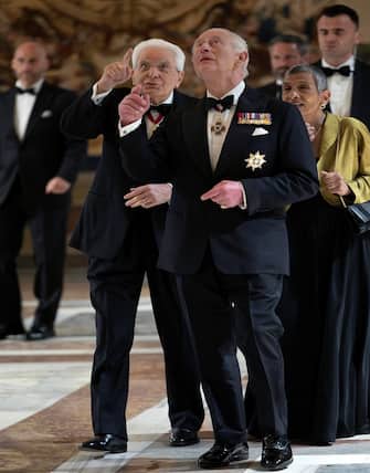 epa12021469 A handout photo made available by the Quirinale Palace Press office shows Italian President Sergio Mattarella (L) with King Charles III (R), during the State Banquet at the Quirinale Palace in Rome, Italy, 09 April 2025.  EPA/PAOLO GIANDOTTI / QUIRINALE PALACE PRESS OFFICE HANDOUT           HANDOUT EDITORIAL USE ONLY/NO SALES