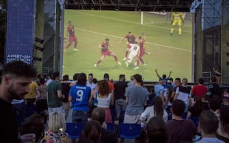 Tifosi dell'Italia davanti a un maxischermo
