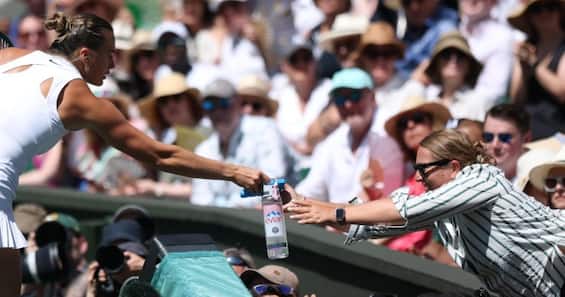 https://static.sky.it/editorialimages/3bf697172dde9cb72eb460db96debb5a6e9c49b8/skysport/it/tennis/video/2025/07/10/sabalenka-wimbledon-malore-tifosi-video/sabalenka_og.jpg?im=Resize,width=565
