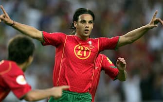 epa000216231 Portuguese forward Nuno Gomes celebrates after scoring the 1-0 lead during the EURO 2004 Group A match between Spain and Portugal at the Jose de Alvalade stadium in Lisbon on Sunday, 20 June 2004.  EPA/NUNO VEIGA NO MOBILE PHONE APPLICATIONS