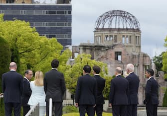 epa10638046 Mayor of Hiroshima Kazumi Matsui (2-L) speaks to G7 leaders with the Atomic Bomb Dome in the background, at the Peace Memorial Park, as part of the G7 Hiroshima Summit in Hiroshima, Japan, 19  May 2023. The G7 Hiroshima Summit will be held from 19-21 May 2023.  EPA/FRANCK ROBICHON / POOL