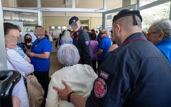 ALLAGAMENTI IN ROMAGNA.  A Conselice iniziate le vaccinazioni per la popolazione delle zone interessate dall' alluvione. I Carabinieri aiutano un' aziana signora a raggiungere l' ambulatorio per la vaccinazione