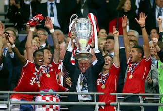 LONDON, ENGLAND - MAY 25:  Head Coach Jupp Heynckes of Bayern Muenchen lifts the trophy after winning the UEFA Champions League final match against Borussia Dortmund at Wembley Stadium on May 25, 2013 in London, United Kingdom.  (Photo by Alex Grimm/Getty Images)