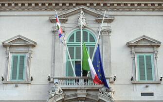 Bandiere a mezz’asta sulla facciata del Quirinale per la morte del Presidente emerito Giorgio Napolitano
Roma, 23 settembre 2023. 
ANSA/FABIO CIMAGLIA

