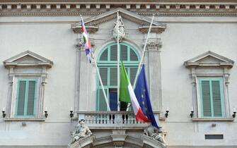 Quirinale con bandiere a mezz'asta