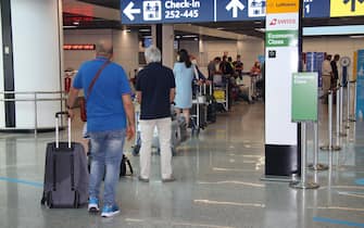 Passeggeri in partenza dall'aeroporto di Fiumicino, diretti alle mete delle vacanze, 28 giugno 2020.
ANSA/ TELENEWS