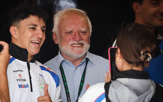 https://static.sky.it/editorialimages/3c47ca9026ba8725e7dd492cf9faf339a810f97a/skysport/it/motori/formula-1/video/2025/08/04/hide-the-pain-harold-alonso-bortoleto-f1-gp-ungheria-video-1027651/hadjar_Hide_the_pain_Harold_ipa_gp_ungheria.jpg?im=Resize,width=565