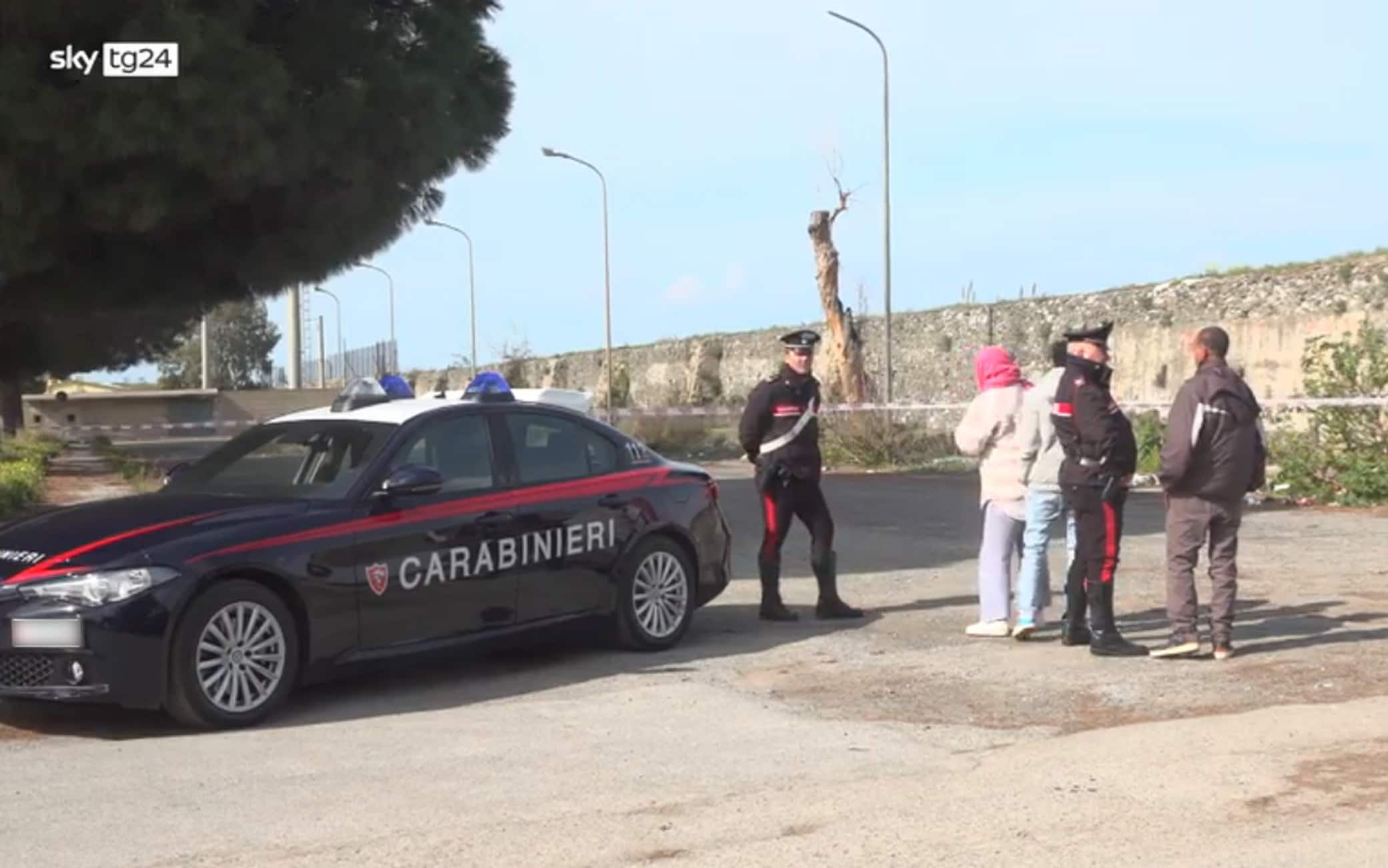 I carabinieri sul luogo del ritrovamento del cadavere di Ayman Serti