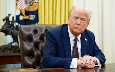 epa11848383 US President Donald Trump signs executive orders in the Oval Office of the White House in Washington, DC, USA, 23 January 2025.  EPA/YURI GRIPAS / POOL