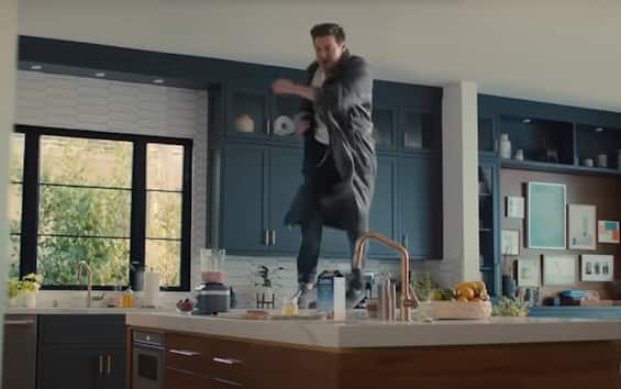 Jeremy Renner, after the accident, does Hawkeye moves in a Super Bowl commercial