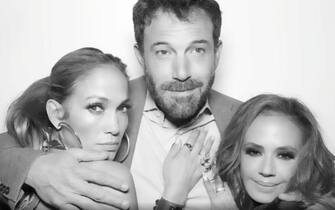 [galleria](KIKA) - LOS ANGELES -Â Jennifer LopezÂ compieÂ 52Â anni. La star di origini portoricane Ã¨ nata il 24 luglio del 1969 a Castle Hill ed Ã¨ cresciuta a New York.GUARDA ANCHE:Â L&#39;uomo in piÃ¹ di Jennifer Lopez? Ã  luiÃ  proprio nella grande mela che la diva muove i primi passi nel mondo dello spettacolo. Il successo la porta a Los Angeles, dove consolida la sua carriera nellaÂ musica e nel cinema.Tanti amori, successi impossibili da contare e una bellezza che rimane ancora oggi senza tempo:Â nonostante le cinquanta candeline, infatti,Â JLoÂ ha un corpo da urlo, il viso di una ragazzina senza l&#39;aiuto di punturine o altri interventi chirurgici e una classe che l&#39;intero showbiz le ha da sempre riconosciuto.GUARDA ANCHE:Â Jennifer Lopez: tutti i suoi look piÃ¹ sexyQuella di Jennifer Lopez Ã¨ una carriera che non conosce freni,Â scandali o scheletri nell&#39;armadio. Ecco tutto quello che non sapete su JLo:Â amori, carriera e segreti di bellezza.

