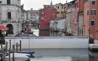 Una panoramica sul sistema MiniMose in canal Vena a Chioggia, oggi 22 marzo 2014, durante la visita del ministro alle Infrastrutture e Trasporti Maurizio Lupi ai cantieri del Mose sulla bocca di porto di Chioggia. ANSA/ANDREA MEROLA