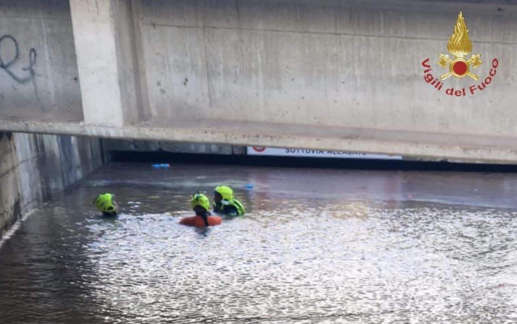 I vigili del fuoco intervengono a seguito della bomba d'acqua su Follonica (Grosseto), con allagamenti in varie zone, 18 ottobre 2023. ANSA/ VIGILI DLE FUOCO ++HO - NO SALES EDITORIAL USE ONLY++