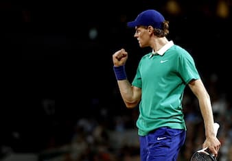 epa12151627 Jannik Sinner of Italy reacts during his Men's 4th round match against Andrey Rublev of Russia at the French Open Grand Slam tennis tournament at Roland Garros in Paris, France, 02 June 2025.  EPA/YOAN VALAT