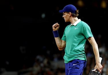 epa12151627 Jannik Sinner of Italy reacts during his Men's 4th round match against Andrey Rublev of Russia at the French Open Grand Slam tennis tournament at Roland Garros in Paris, France, 02 June 2025.  EPA/YOAN VALAT