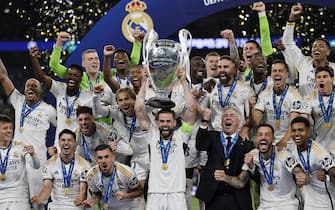 epa11384789 Nacho (C) of Madrid lifts the trophy after winning the UEFA Champions League final match of Borussia Dortmund against Real Madrid, in London, Britain, 01 June 2024.  EPA/TOLGA AKMEN