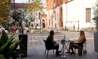 Quartiere di Brera, ristoranti e bar chiusi o con poche persone per avvicinarsi del lockdown - istituzione zona rossa per covid-9