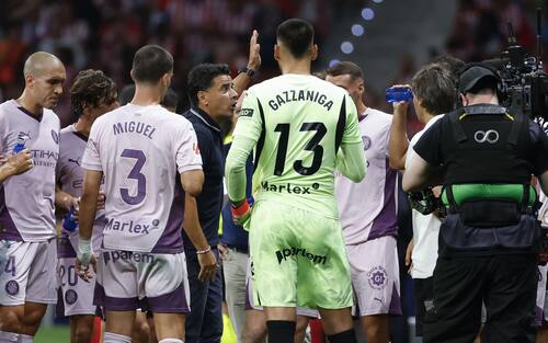 epa11564854 Girona coach Michel Sanchez (C) gives instructions to his players during the Spanish LaLiga soccer match between Atletico de Madrid and Girona FC, in Madrid, Spain, 25 August 2024.  EPA/Mariscal