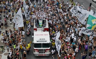 epa10387311 A fire engine carrying the coffin with Pele leads the funeral procession in Santos, Brazil, 03 January 2023. Brazilian soccer legend Pele, born Edson Arantes do Nascimento, died on 29 December 2022 at the age of 82.  EPA/Antonio Lacerda