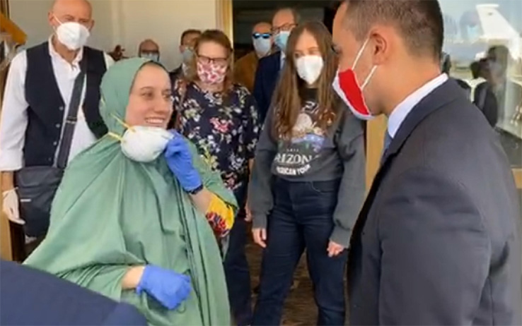 Silvia Romano con le autorità presenti a Ciampino silvia romano