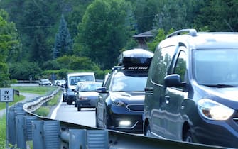 Primo week end d'estate, traffico intenso scendendo la provinciale della valle Seriana. Diverse code e rallentamenti in direzione Bergamo.